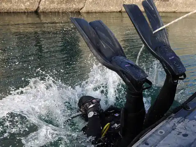 Emergency diving services